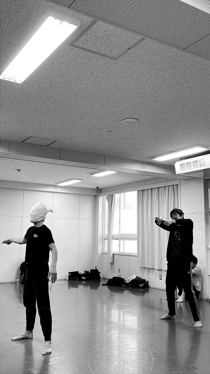 演じる上で俳優に必要な認識の対象として①自分、②相手、③観客、④社会、⑤自然、⑥宇宙、⑦死
があげられます。
特に④以降は日頃から読書をし、社会情勢や季節のうつろい、時間の概念、死生観などについて感覚を養っておくことが重要です。

#演技レッスン　#演技ワークショップ