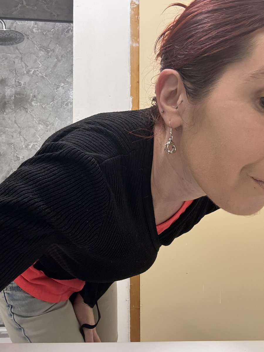 Tentation145L's tweet photo. Maman a encore transformé la salle de bain en catwalk 🛁✨
Démarche de star, regard de diva… 🎬💄
Tu as vu ses boucles d’oreilles menottes ? On valide à 100% 😎✨
Même malade, ça reste la plus belle des mamans 💕
Signé : Tyson 🐶 & Fleur 🐾
#CatwalkMaison #StarDuJour #TeamMaman https://t.co/XuGxGRKFuS