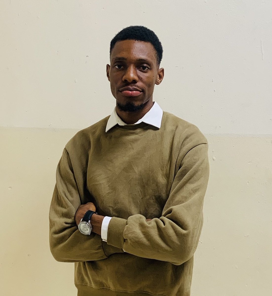 If I wanted to stand out in 2026 as data analyst, I'd choose a niche.

Let's say Healthcare, for instance. I'd connect with Senior health data analysts. 

I'd ask them for advice on how to grow my career.

I'd engage thier posts, so that thier network can notice me

I'd connect