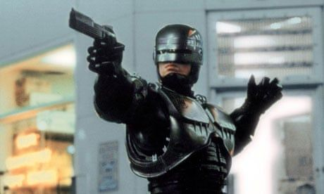 Quando Robocop chegou aos cinemas em 1987, ele parecia só mais um filme de ação futurista com tiros, explosões e um policial de metal andando em câmera lenta. Mas por trás da armadura brilhante existia uma das críticas sociais mais afiadas do cinema dos anos 80. Dirigido por Paul