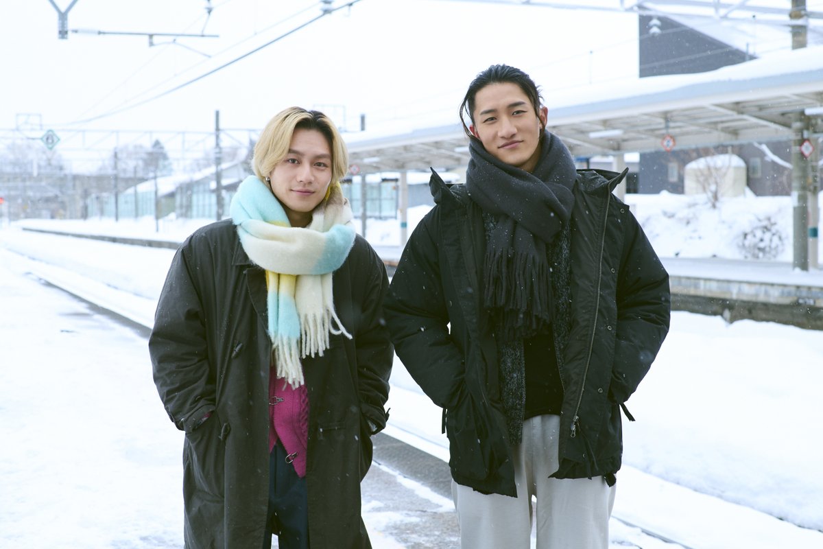 Storm_FILM_'s tweet photo. ♨︎・ ・ ・ ・ ・ ・ ・ ・ ・ ・ ・

　#岩本照 × #松田元太 W主演
【カラちゃんとシトーさんと、】
　　 ついにクランクイン！

・ ・ ・ ・ ・ ・ ・ ・ ・ ・ ・♨︎

雪景色のなかに佇む
撮影中の2人の様子を初公開 ❄︎

コメント全文はドラマ公式サイトを𝕔𝕙𝕖𝕔𝕜 .′.′
https://t.co/0J15XxM0kA

𝟚𝟘𝟚𝟞年𝟛月𝟚𝟠日(土)〜
#PrimeVideo 独占配信開始🎬

#カラシトと