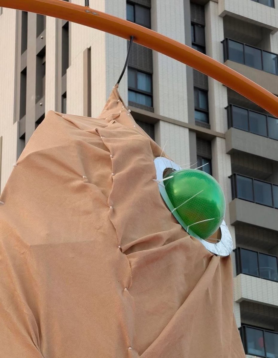 哇⋯⋯
這是花蓮主燈鹹魚仔的細節部分

根本就是萬聖節前一晚才得知小孩要出場崩潰的媽媽臨時趕工的產品吧🤣🤣🤣