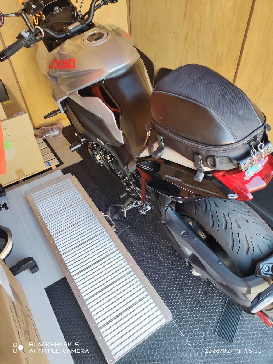 aspire_02's tweet photo. ガソリンスタンドに寄るくらいしか止まらないから、バイクを撮るのはガレージばかり😺 https://t.co/JWkgZ3j0BK