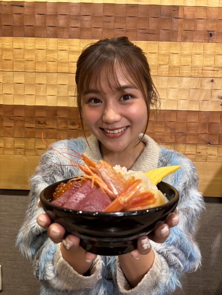 今週のあまくま歩人では那覇市泉崎にある「海鮮丼専門店　五星」を紹介します。産地から取り寄せた新鮮な海の幸をのせた丼を提供しています。
沖縄産食材を使った『県産三食丼』や看板メニューの『五つ星丼』を、りーほーがいただきます!(^^)!       

#テレビにらい 
#あまくま歩人 
#沖縄ランチ