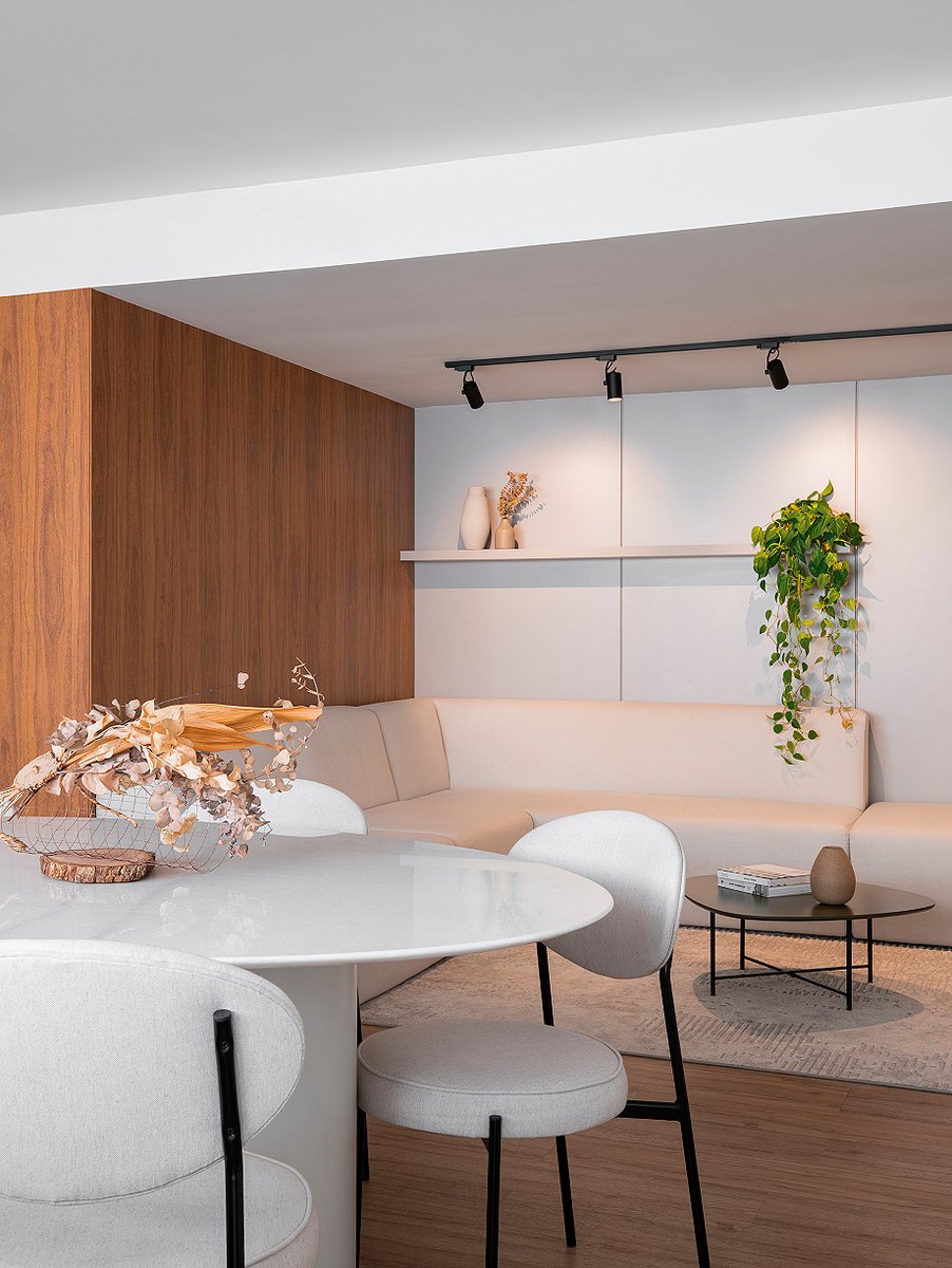 Interior_es's tweet image. Sarturi Gumz #Arquitectos renovated the day area of this #apartment, creating a fluid and welcoming space where the living and dining areas coexist in harmony while maintaining a more private workspace.
-&amp;gt; Photography: João Vitor Sarturi
-&amp;gt; interioresminimalistas.com/2026/02/13/peq…
-&amp;gt; #Brazil