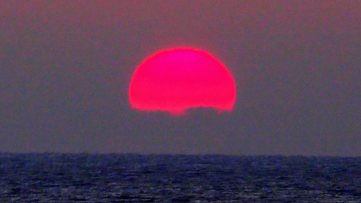 k19ch1's tweet photo. 2月13日
八丈島の夕暮れ
���型の気圧配置が緩み
綺麗な夕陽が楽しめた
ANA最終便は定刻就航
お疲れ様でした
#八丈島
#八丈島民図鑑
#宇喜多秀家公と豪姫の碑
#夕暮れ
#夕陽
#八丈島空港 #RJTH
#JA220A #全日空 https://t.co/JD8c0nLAV6