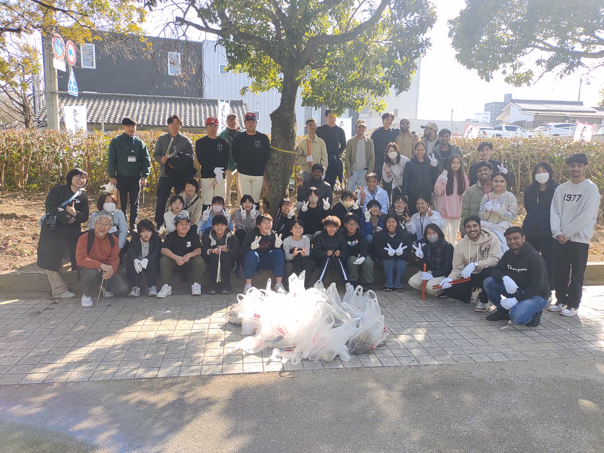 ryomamarathon's tweet photo. 地域の皆さんと一緒に😉
城西公園や升形商店街、高知市役所、県庁付近でゴミ拾い✨

高知市立第六小学校の生徒が企画してくれたこの活動👀
たくさんのゴミが集まりました👏

ランナーの皆さま📢
当日はピカピカの城西公園でお待ちしています！

#こじゃんとおもてなし https://t.co/zDDnbfGEnW