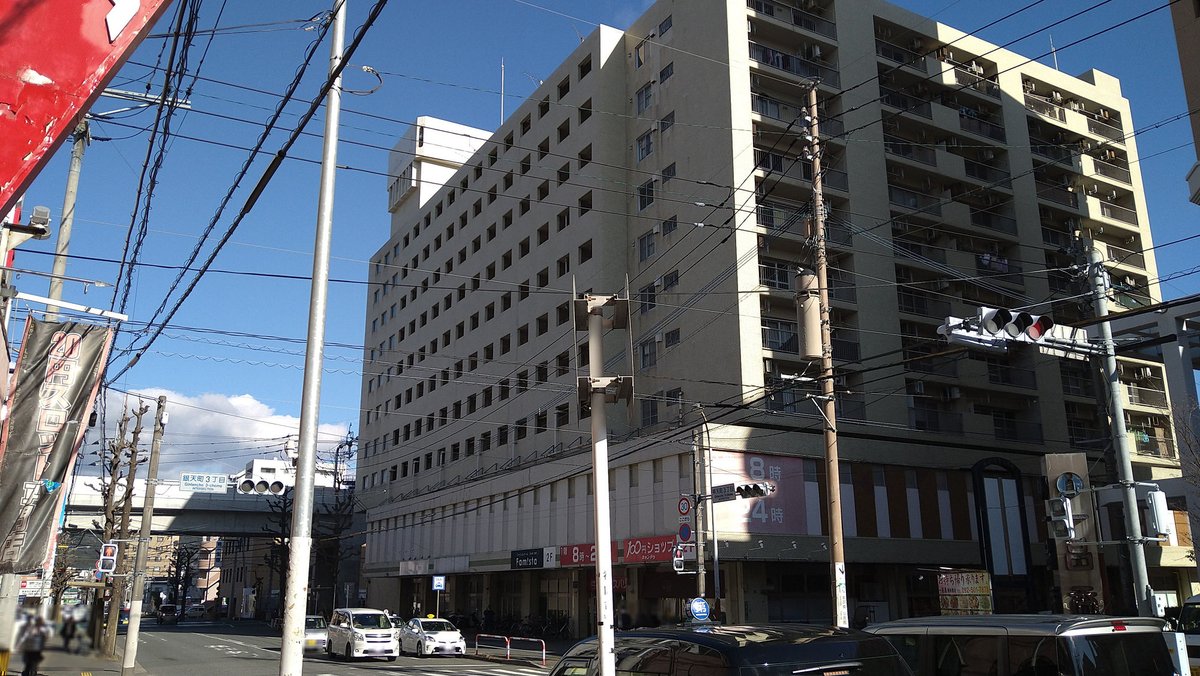 ユニード雑餉隈店（マックスバリュ）時代からテナントとして入居していた #UR竹丘町３丁目市街地住宅（神代ビル）です。
地下部分を残して解体がほぼ終わったようです。
左：2026.2
右：2022.1