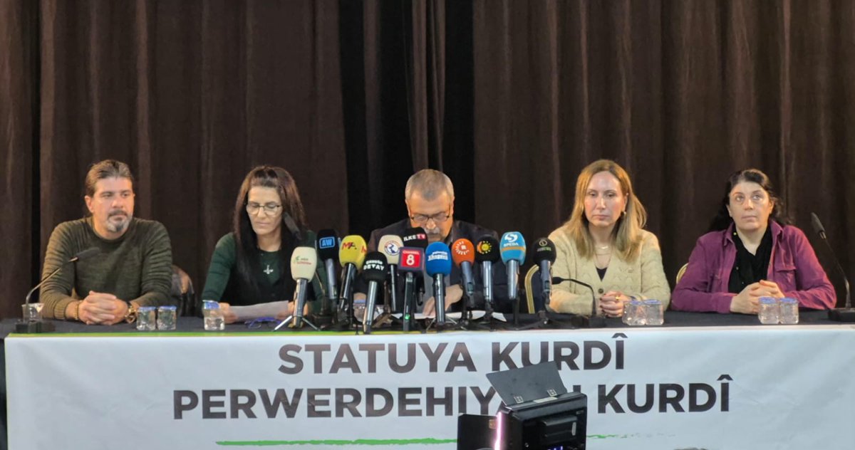 Sazgehanê Kurdkî de seba 21’ê Sibate Deklarasyon: Ziwanê Ma Rûmetê Ma Yo!

🔴​Sazgehanê ziwanê kurdkî bi wesîleya 21’ê Sibate Roja Ziwanê Dayîke ya Dinya deklarasyonê xo yê hevpar eşkera kerd. Sazgehan bi şîarê "Statuyê Kurdkî — Perwerdeyo bi Kurdkî" veng da ke wa ziwanê kurdkî