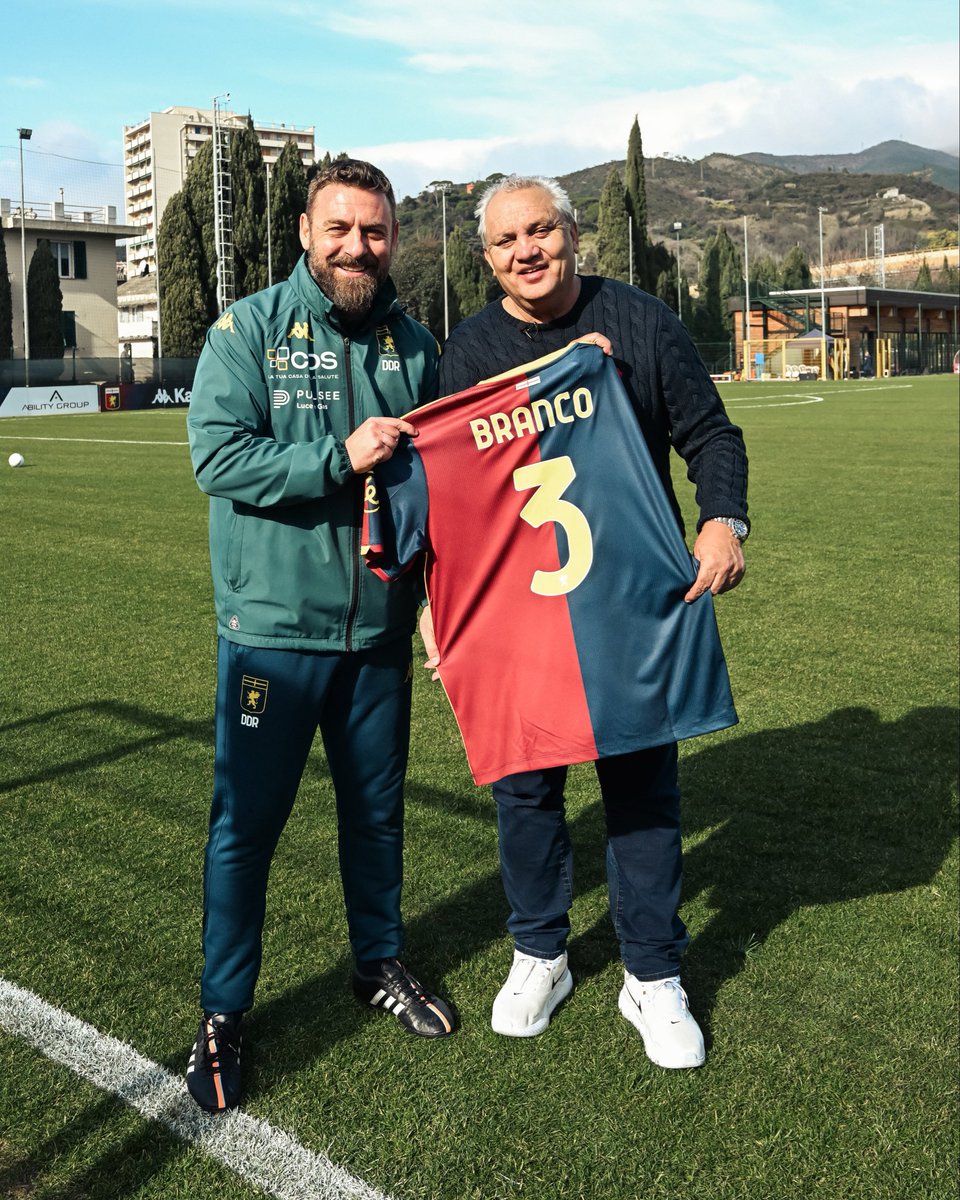 ❤️💙 De la belle visite hier au centre d'entrainement de Pegli. En effet, Claudio Branco, ex joueur du #Genoa et champion du monde brésilien (1994) y était de passage. L'occasion pour lui de réaffirmer son attachement au club à ses tifosi et de se rappeler de ses trois superbes