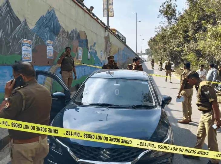 UP। बाराबंकी में माफिया मुख्तार अंसारी के शूटर शोएब किदवई उर्फ बॉबी की गोलियों से भूनकर हत्या कर दी गई। वारदात उस वक्त हुई, जब वह कार से लखनऊ से बाराबंकी जा रहा था, हाईवे से 100 मीटर आगे बढ़ते ही दो बाइक सवार बदमाश आ गए। करीब 25 से ज्यादा राउंड गोलियां चलाई गई।