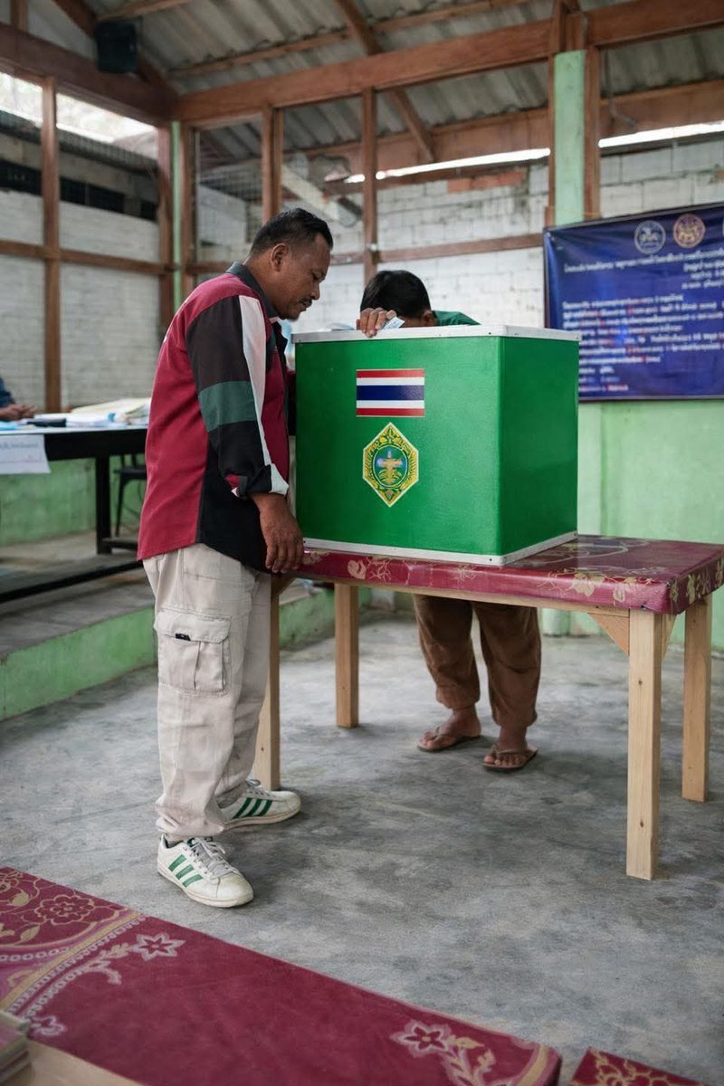 skongki2000's tweet image. 🔸กกต. ชี้แจงอ้างว่าตอนที่เราลงคะแนนไม่มีใครรู้ว่าเราเลือกใคร หรือเลือกผู้สมัครคนใด....

ล่าสุดโลกออนไลน์แชร์ภาพ ผู้ใหญ่บ้าน ม.8 ต.สากอ อ.สุไหงปาดี จ.นราธิวาส เข้าไปยืนคุมในคูหาเพื่อบอกให้ชาวบ้านลงคะแนนเลือกผู้สมัครของตนเอง 

ภาพข่าวจาก : Golokspotlight

..

Cr. ซ้อเปา