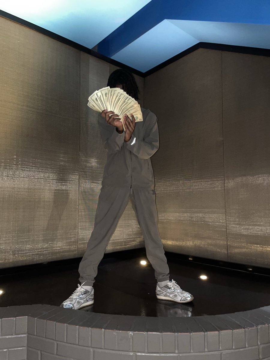 chasingstrips's tweet image. need a valentine #philly