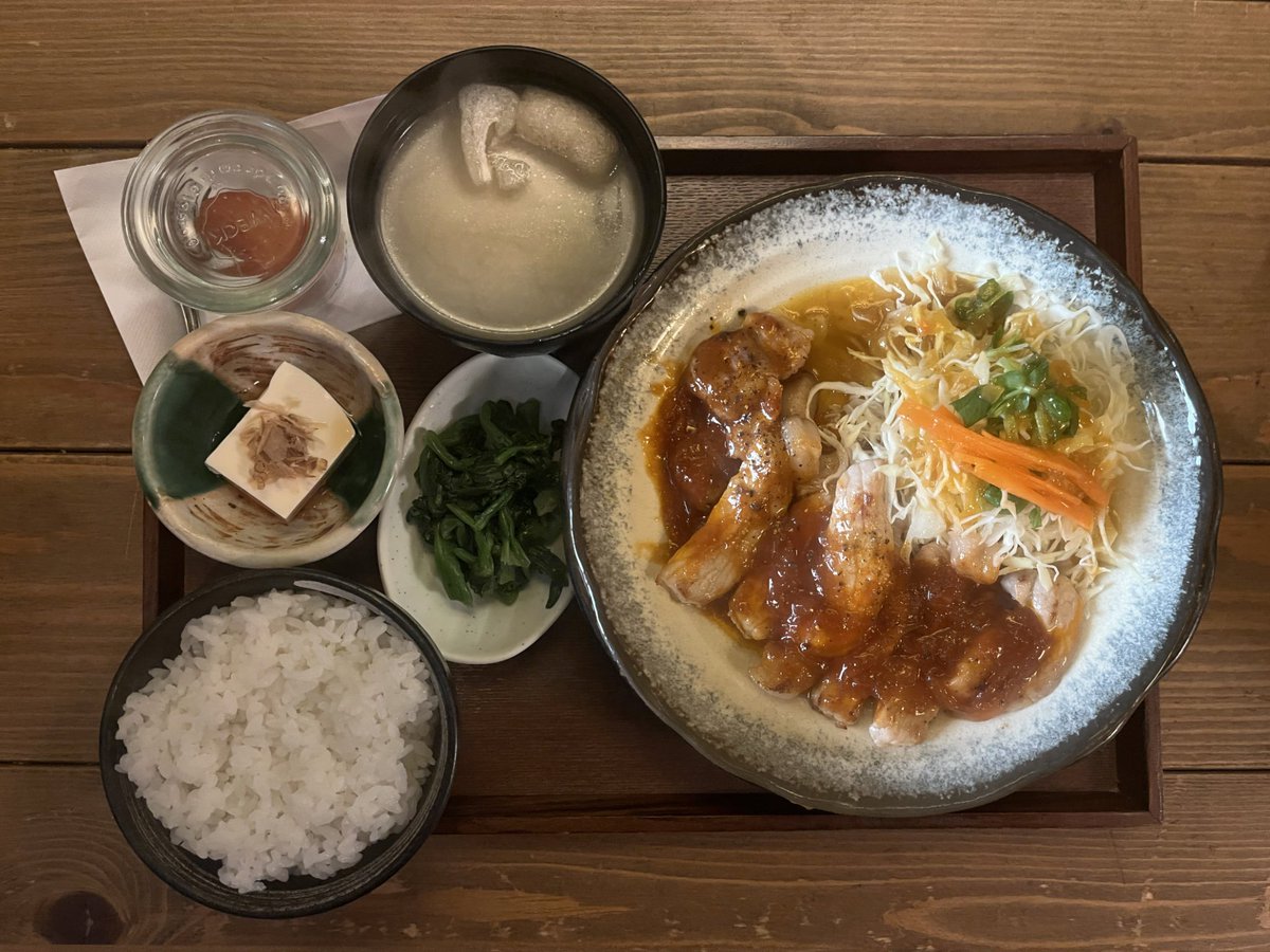 トラノハチワレです🐅
本日2/13の限定メニューは
・特製豚ロースポークチャップ定食
・豚スネと手羽元の肉じゃが定食
・牛バラキムチ炒め定食
・牛バラ焼き定食
・牛バラ味噌焼き定食
すべて1,280円
です

ポークチャップは4食、肉じゃが5食あります。
牛バラは余裕あります。