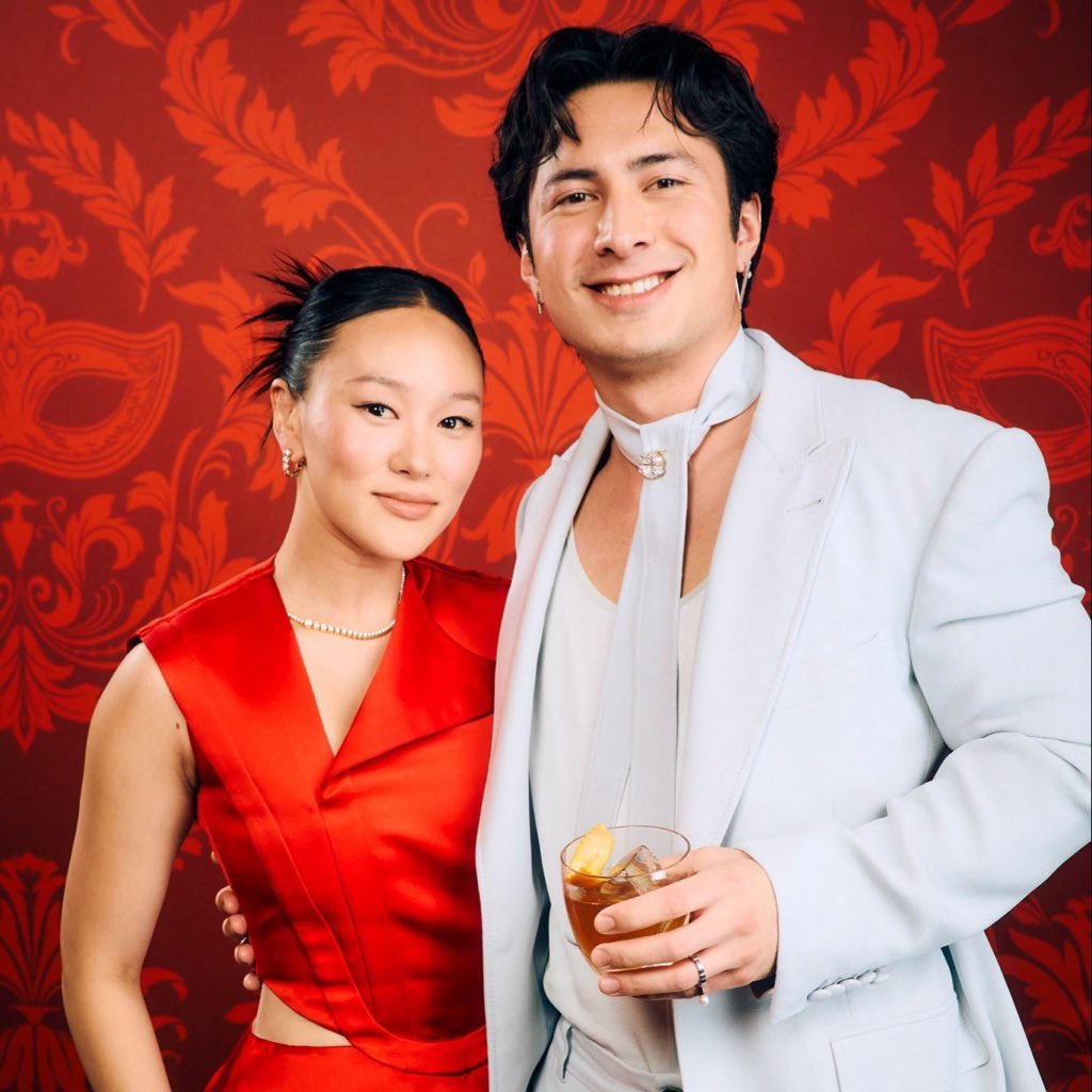 ikisinin de ideal tipi sarışın, biseksüel, ciddiyetsiz çapkın oğlanlar. ikisi de bu oğlanları yola getirip kendilerine aşık etti tek fark 200 yıl arayla 💅🏻