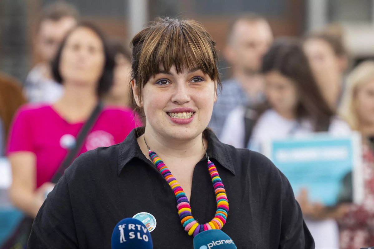 Kako tvitati kot Nika: "Hej 8. Marec, minilo je več kot 18 ur od objave Tarče, ki je izpostavila cenzuro in laž vodstva RTV, pa še vedno molčite. Zakaj ne skličete tiskovne konference, obsodite cenzuro in dokažete, da ste od Golobove vlade neodvisne punce?" #followmeformoretips