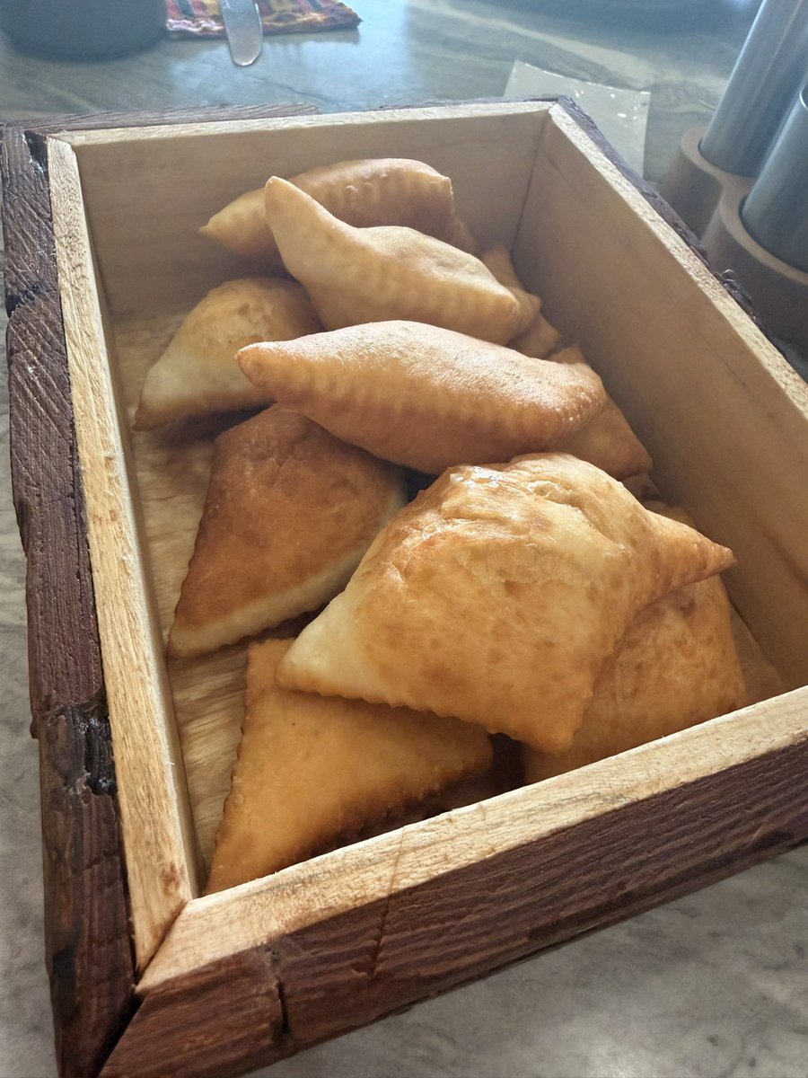 Surat 1: gurtlaryň üstünde togolak şokolatlar içi gawun kakly üsti apelsin topping bilen.
Surat 2: Türkmen pişmesi içi badam pralin-li.