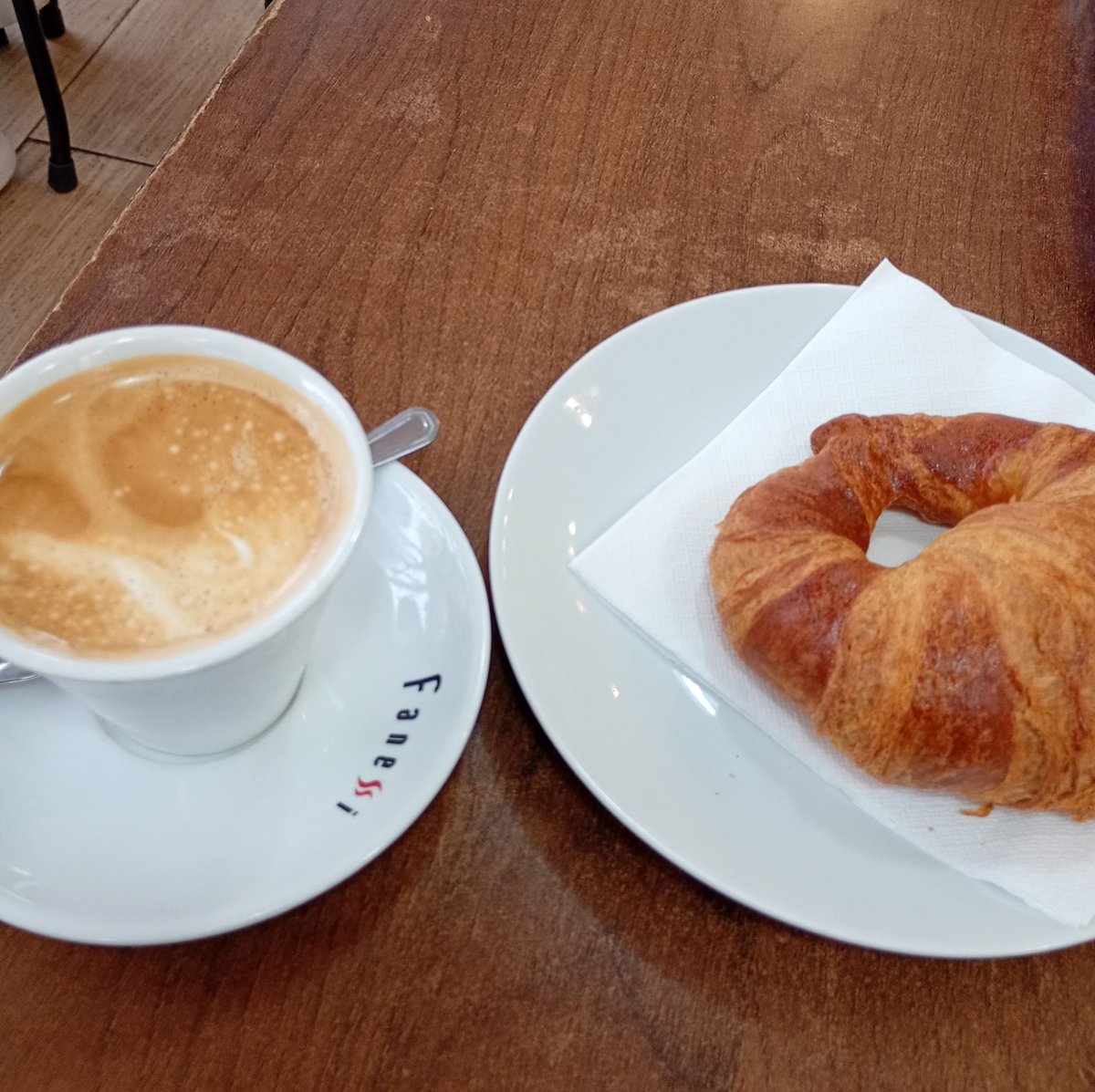 dünyanın en gereksiz ama vazgeçilmez ikilisi, tam şu anda  Yaren Leylek'in gelecegi aklıma geldi, o da bişey, RTe ya da akpartinin gürleki de gelebilirdi, bunu yazarken yine düsünmüs oldum ama kafamı sallarak uzaklastırdım. Had bonjour yarenler