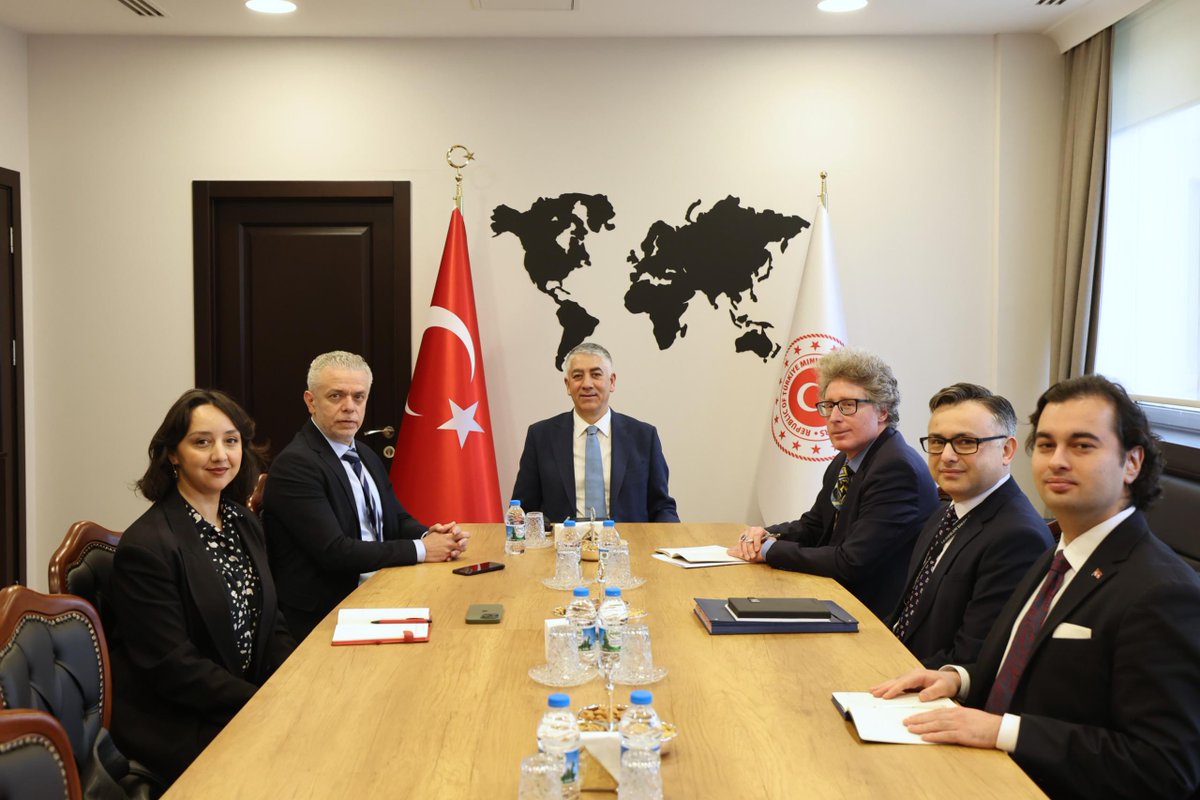 Bakan Yardımcımız H. Ali Özel, nezaket ziyareti çerçevesinde Kuzey Kıbrıs Türk Cumhuriyeti’nin Ankara Büyükelçisi İsmet Korukoğlu’nu kabul etti.

Görüşmede ikili ilişkiler ve Kıbrıs meselesine dair güncel gelişmeler ele alındı.