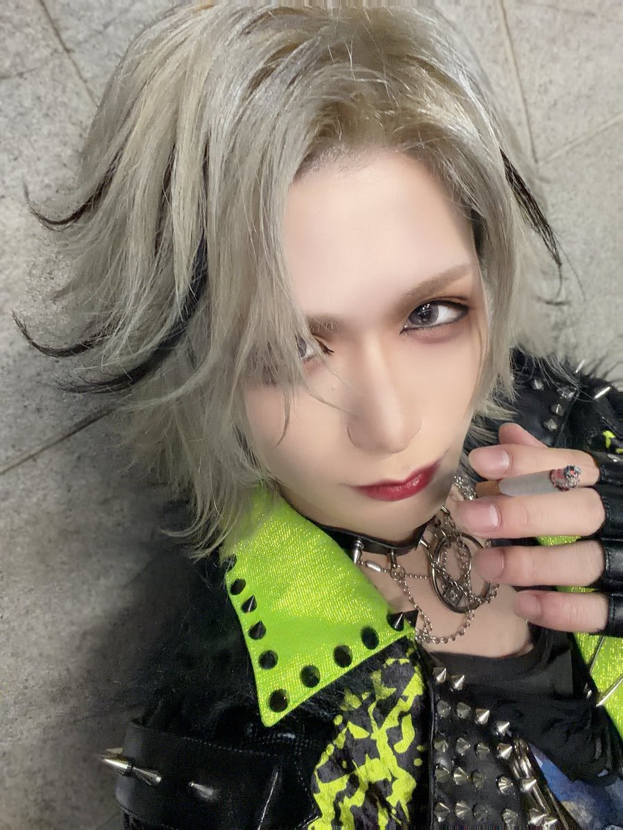 Motoki_vo's tweet photo. ハオ始動記念主催ありがとう！
みんなすんげーアグレッシブだったよかっこよかった🤙🏻
いっぱい声も聴こえたし本当に楽しくて充実した時間だった！

やっぱバンド楽しい。
ファンもメンバーも含め支え合って楽しい空間を作る。
素敵すぎる本当に幸せだよ。

みんなありがとね👾 https://t.co/BVrpADNv1q