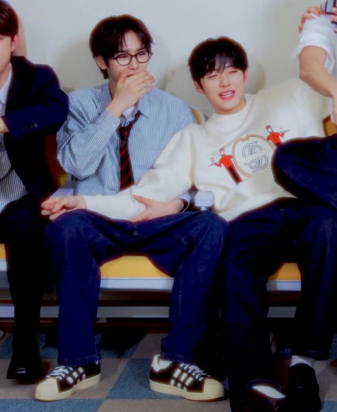 Mini06077's tweet image. 뭐…..뭐..뭐하는거지?