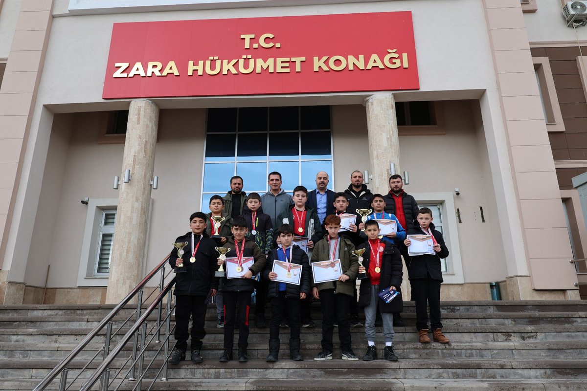 zaramem58's tweet photo. İlçe Gençlik ve Spor Müdürümüz Sayın Hamza ERGÜT, İsmet Yılmaz İmam Hatip Ortaokulu Müdürü Şükrü GÜNAY ve Okullar Arası Minikler Güreş Müsabakalarında dereceye giren öğrencilerimiz, İlçe Milli Eğitim Müdürümüz Sayın Rıfat KALKAN'I makamında ziyaret ettiler. https://t.co/Tj3HoqjOfs