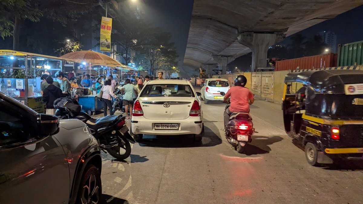 MithilWane's tweet photo. @MumbaiPolice - This person is nicely waiting on the road for his dish to arrive. @mybmc - Please take action here. These hawkers are coming back again even after BMC takes their cart away.

This is Satellite Tower Goregaon East. fil. City Road https://t.co/2ZWy4QNJX7