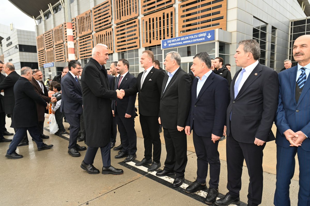 Kültür ve Turizm Bakanımız Mehmet Nuri Ersoy, ilimizde yapımı tamamlanan Sason İlçe Halk Kütüphanesi’nin açılış programına katılmak ve çeşitli ziyaret ile incelemelerde bulunmak üzere Batman’a teşrif etmiştir. Nazik ziyaretleriyle şehrimize değer katan Sayın Bakanımıza teşekkür