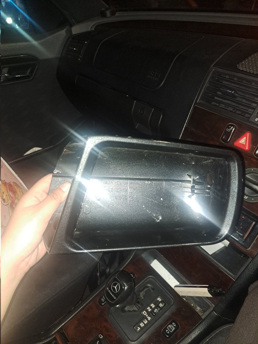 Tnp mengurangi rasa hormat tmn2 yg berprofesi ojol. Kalo abis nyerempet spion minta maaf jangan kabur. Ga akan minta ganti kok krn kelen pasti jawabnya template "saya org kecil." Tp minta maaf itu bare minimum loh. Sama liat2 jugalah lo nyerempet mercy ajg.