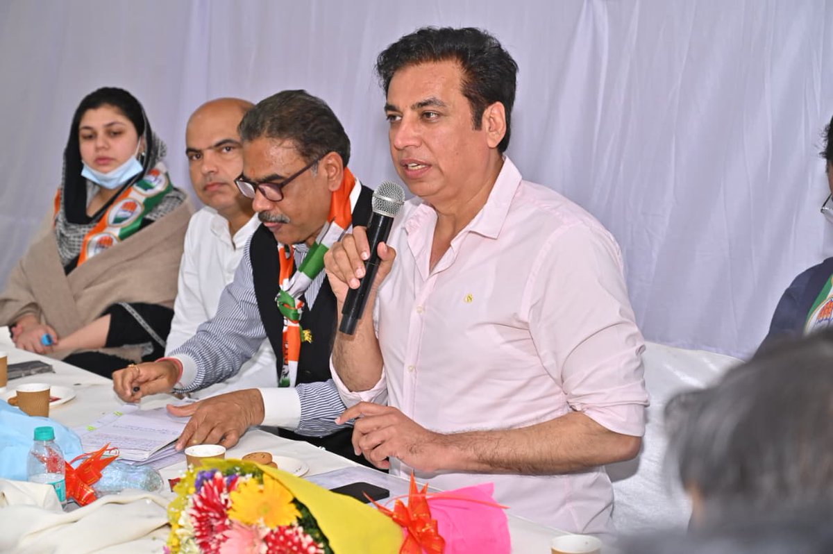 devendrayadvinc's tweet photo. आज पटपड़गंज जिला कांग्रेस की मासिक बैठक में दिल्ली कांग्रेस पूर्व अध्यक्ष श्री @Ch_AnilKumarINC जी के उपस्थिति में साथी कार्यकर्ताओं और पदाधिकारियों के साथ संवाद कर संगठन से जुड़े विभिन्न विषयों पर आवश्यक दिशा-निर्देश दिए।

#DelhiCongress https://t.co/0e4jReDUVN