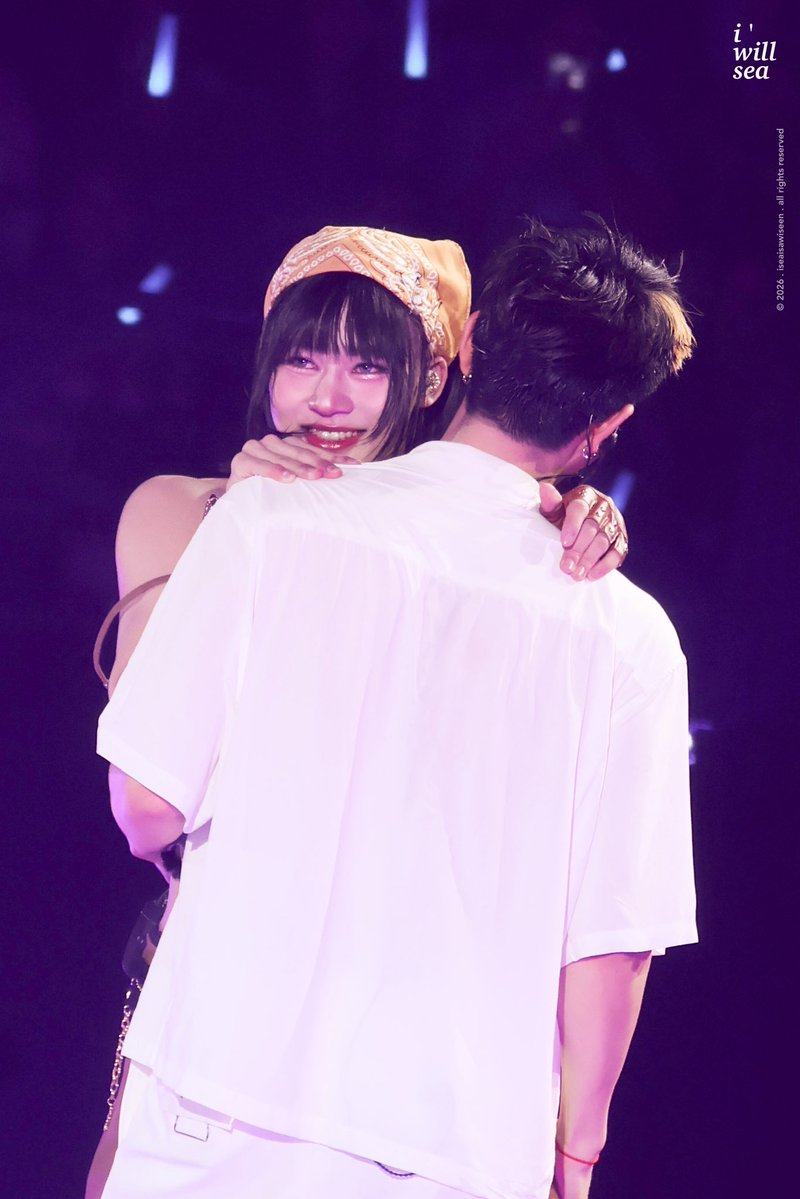 sunfIowergyu's tweet image. o lego exatamente onde ele ama estar: nos braços de um homem gostoso