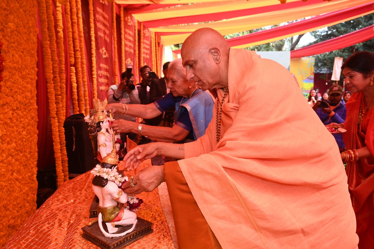 जूना अखाड़े के श्रद्धेय आचार्य महामंडलेश्वर स्वामी अवधेशानंद जी गिरी महाराज जी की गरिमामय उपस्थिति से हम सब कृतार्थ हुए, स्वामी जी के आते ही वातावरण पवित्र हो उठा , सभी दर्शन को व्याकुल 🙏
<a href="/AvdheshanandG/">Swami Avdheshanand</a> <a href="/AwasthiAwanishK/">Awanish K Awasthi</a>
<a href="/AnanyaAvasthi/">Dr. Ananya Awasthi</a> <a href="/aawasthilaw/">Advitiya Awasthi</a>