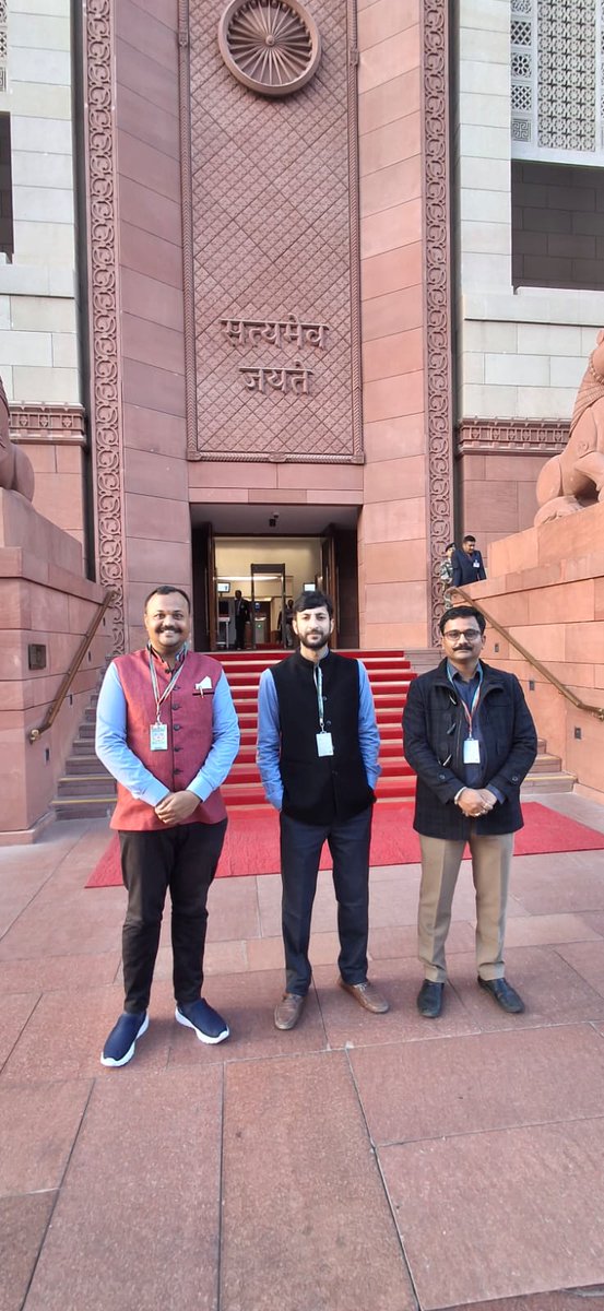 themirmujeeb's tweet photo. Cameras/phones are not allowed inside the house,hence couldn't capture many important snaps,but managed some stills as far as i could ,complying with the rules &amp; regulations !
#savemerit
#saveapples https://t.co/tt2bk0Mx3U