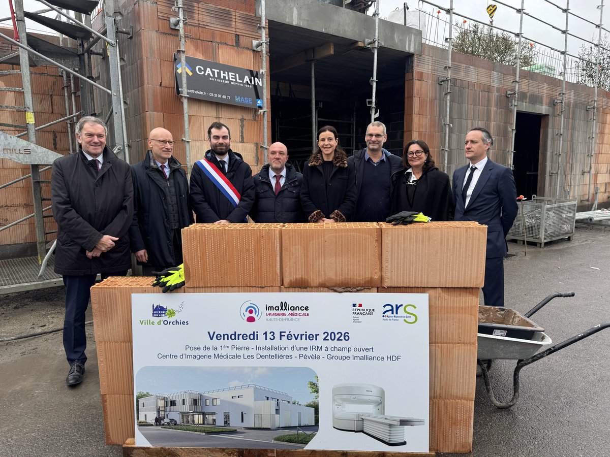 lecocqcharlotte's tweet photo. IRM À CHAMP OUVERT À ORCHIES : une innovation unique au nord de Paris ! 🩻

Aujourd’hui, c’est avec joie que j’ai participé à la pose de la première pierre de l’IRM à champ ouvert des Dentelières à Orchies.

ACCÈS À LA SANTÉ POUR TOUS 🏥
Unique au nord de Paris, cet équipement de pointe doté d’intelligence artificielle permettra, dès l’automne 2026, aux patients en situation de handicap, en obésité, claustrophobes, ou encore aux enfants, de bénéficier d’une IRM dans les meilleures conditions, avec la possibilité de présence d’un accompagnant.

L’UNION FAIT LA FORCE 🤝
Je tiens à saluer la dynamique partenariale emmenée par Ludovic Rohart, maire d’Orchies, qui a rendu ce projet possible. Avec les membres du groupe Imalliance, représenté par le Dr Speleers, de la @Pevele_Douaisis, représentée par le Dr Duriez, les élus locaux Jean-Luc Detavernier, Vice-Président du @departement59, et les maires voisins, les élus nationaux, @valerieletard, @JeanMoulliere, députés, et moi-même avons soutenu ce projet, symbole concret de notre volonté commune de construire une santé inclusive, de proximité et accessible à tous !

Je remercie Hugo Gilardi, Directeur Général de l’@ARS_HDF, pour son écoute attentive et son soutien au projet, qui ont permis l’autorisation d’implantation et l’attribution d’une aide financière par l’ARS à hauteur de 205 000 €. Po