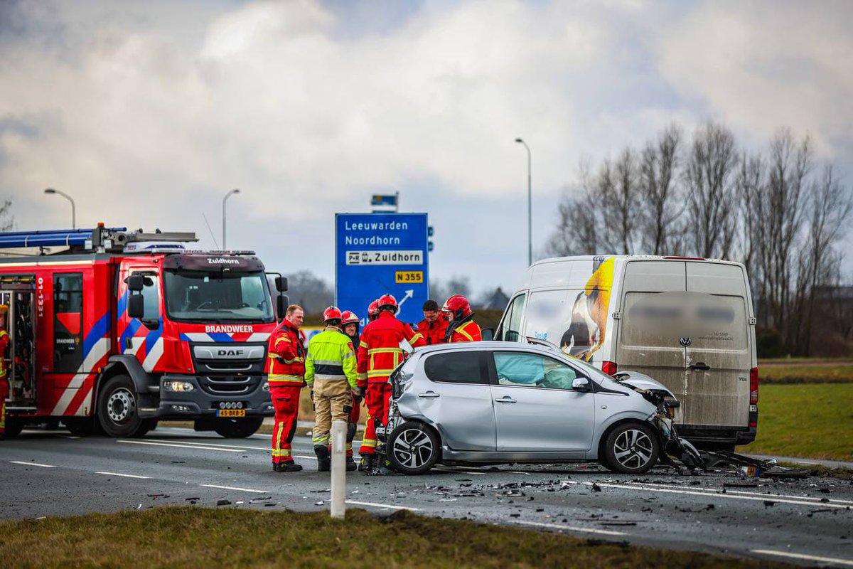 Zware aanrijding met drie voertuigen op Friesestraatweg