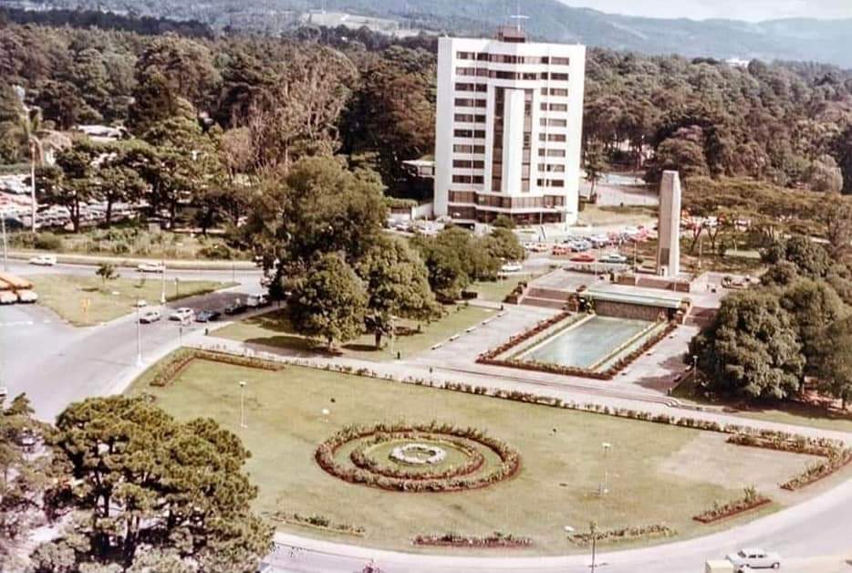 Plaza Obelisco posiblemente en los años 70 #Guatemala 

📸 derechos a quien corresponda