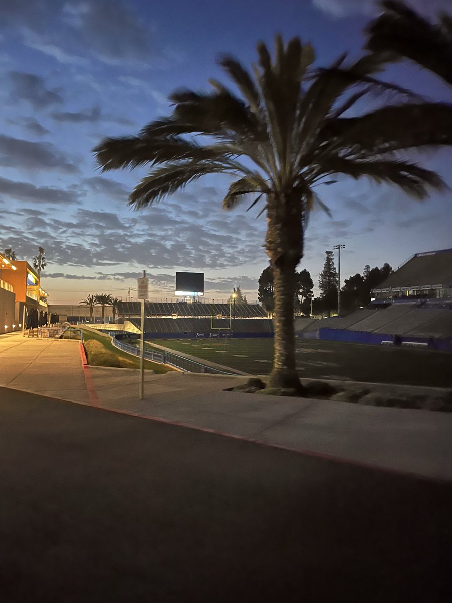 Coach_DMehra's tweet image. Happy Friday Bay Area! Great day to be a #SPARTAN !!!

🌴💙💛