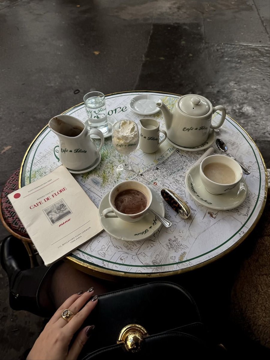 classyladylife's tweet image. rainy days in the city🌧️