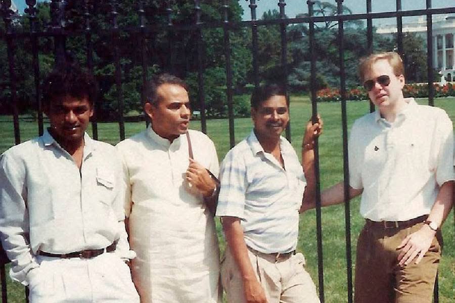 माँ बर्तन  धोती थी  बेटा उस 
पैसे से अमेरिका 🇺🇸 में मौज करता था ॥