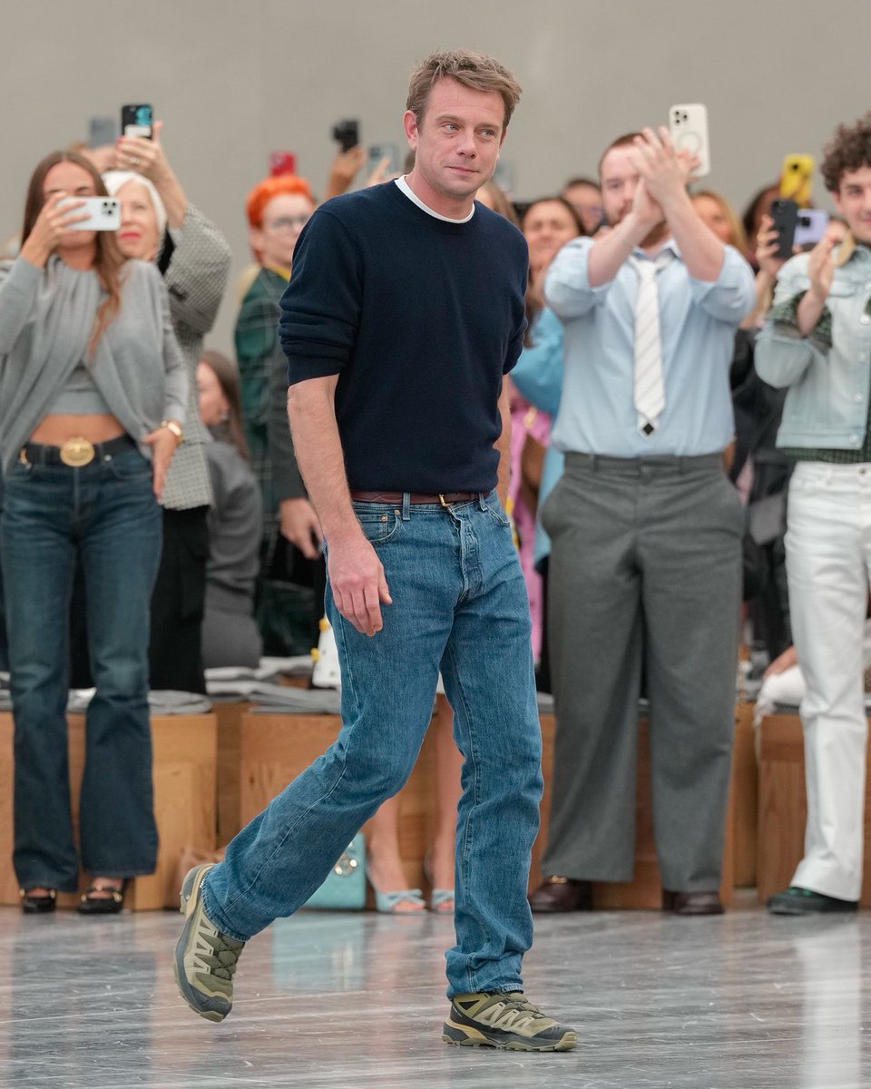 viewsfrance's tweet image. Jonathan Anderson partage sa vision sur le quiet luxury. 

Dans une interview accordée à Esquire, le directeur créatif de Dior a confié son désintéressement envers le quiet luxury. Le journaliste Teo van den Broeke explique dans son article : “Pour Anderson, les maisons de…