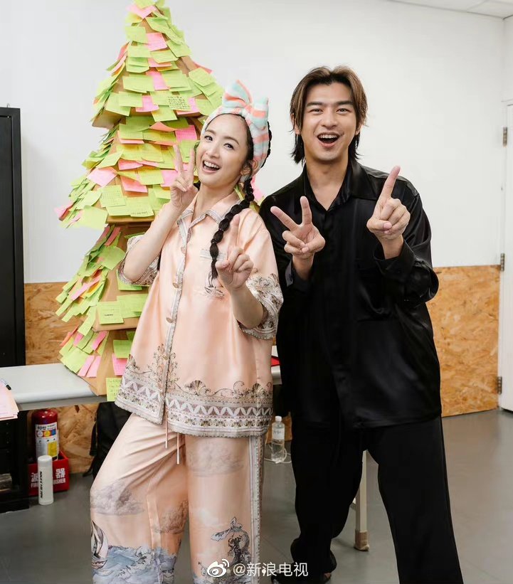 SMilkdrama's tweet photo. For #ArielLin's 20th career anniversary, #BolinChen made a special appearance and it was #InTimeWithYou's 12th anniversary too 🥹
but my most favorite fun fact is that Bolin gifted NTD 100,000 to Ariel because she married earlier than him and before 35 just like ITWY's plot 🥹 https://t.co/UPl2Jh3cpP