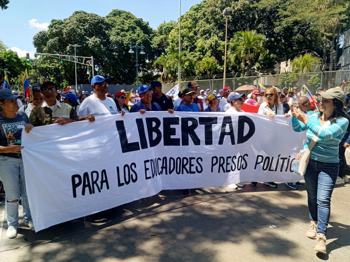 Aún siguen presos de manera injusta los educadores:
👨🏻‍🏫 Nelson Torrealba
🧑🏼‍🏫 Lourdes Villarreal
🧑🏼‍🏫 María García
👨🏻‍🏫Jesús Sira
👨🏻‍🏫 Omar Escalante
#LibertadParaTodos