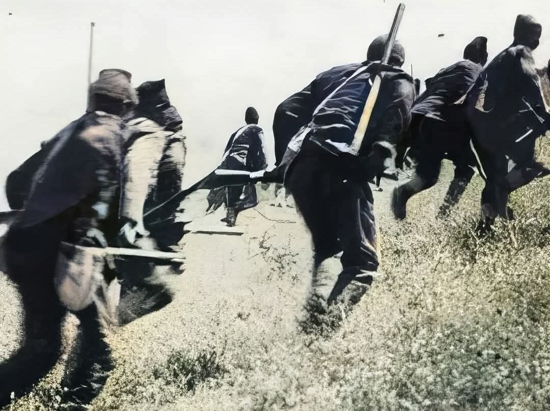 💢 Düşünsene; Köydesin.
Tarlada uğraşıyorsun.
Gazetelerden Yunanlıların Ege' yi işgal ettiklerini okuyorsun.

Yaşadığın köye çok uzaktalar. Sana gelene kadar durdurulacaklarını ve köyüne gelemeyeceklerini düşünüyorsun.

iki gün sonra gazeteye bakıyorsun.
Komşu şehirdeler. Yolu