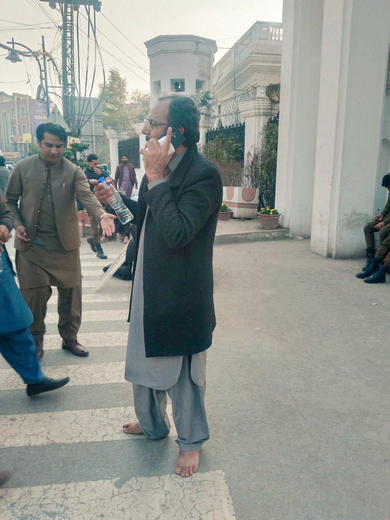 YasirFarid77's tweet photo. One man Army....🫡 🫡 
#LahoreProtest
#WhyTeachersOnRoads https://t.co/T5DZQBINHD