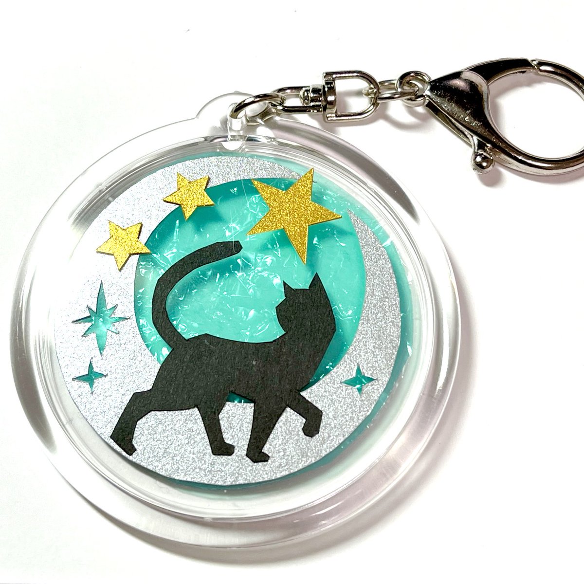 ayako03art's tweet photo. 【切り絵キーホルダー】
#ワークショップ 開催

🌙シルバームーン× アクアグリーン

#2026年2月22日(日)
①10時〜　②11時〜
1,700円※ワンドリンク付き

ご予約はこちらから
https://t.co/xgcZIHqN5J…

#切り絵
#猫の日
#TCCholidays https://t.co/dwdFbVNxzC