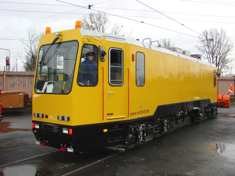 MPK_Krakow's tweet photo. 👉MPK w Krakowie rozpoczęło procedurę wyboru dostawcy szlifierki torów tramwajowych
👉Krakowski przewoźnik do 6 marca 2026 roku czeka na wnioski o dopuszczenie do udziału w postępowaniu firm zainteresowanych udziałem w dialogu konkurencyjnym, który ma wyłonić dostawcę nowego urządzenia do szlifowania krakowskich torowisk. 
👉Do udziału w dialogu konkurencyjnym zostanie ostatecznie wybranych maksymalnie czterech wykonawców najlepiej spełniających warunki udziału w postępowaniu. W toku dialogu, podczas spotkań MPK w Krakowie będzie z nimi omawiać zarówno kwestie techniczne pojazdu, jego wyposażenia i funkcjonalności oraz kwestię kosztów zakupu i eksploatacji. Ostatecznie procedura ma wyłonić najlepszego dostawcę urządzenia do szlifowania krakowskich torowisk. Planowanymi kryteriami oceny ofert będzie nie tylko cena, ale również parametry techniczne, gwarancja i termin dostawy.

👉Ogłoszenie postępowania w trybie dialogu konkurencyjnego to efekt zakończonych w ubiegłym roku wstępnych konsultacji rynkowych. To podczas nich pracownicy MPK i przedstawiciele sześciu firm, które wzięły w nich udział, pracowali nad przygotowaniem warunków technicznych do zamówienia szlifierki do torów tramwajowych.
👉MPK w Krakowie zdecydowało się na zamówienie urządzenia do szlifowania torów tramwajowych w formie dialogu konkurencyjnego, aby w wyniku postępowania otrzymać najlepsze techniczne rozwiązanie dostępne na rynku. 
👉Dostawa szlifierki planowana jest w terminie do 24 miesięcy od podpisania umowy.
👉Przypomnijmy, że od kilkunastu lat MPK w Krakowie zabezpiecza sieć trakcyjną przed oblodzeniem, wykorzystując do tego specjalny tramwaj. 
fot. Tramwaje Warszawskie