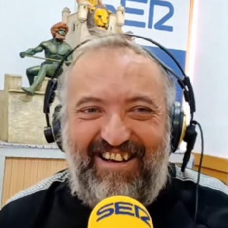 Sobre la copla de carnaval a Morante: mirad a uno y mirad al otro. Ya puede dedicarle 8 cuplés que seguirá siendo una uña de su pie.

PD: esa dentadura denota o que es un puerco y ni huele la colgate o que el que ha probado más de la cuenta es otro.