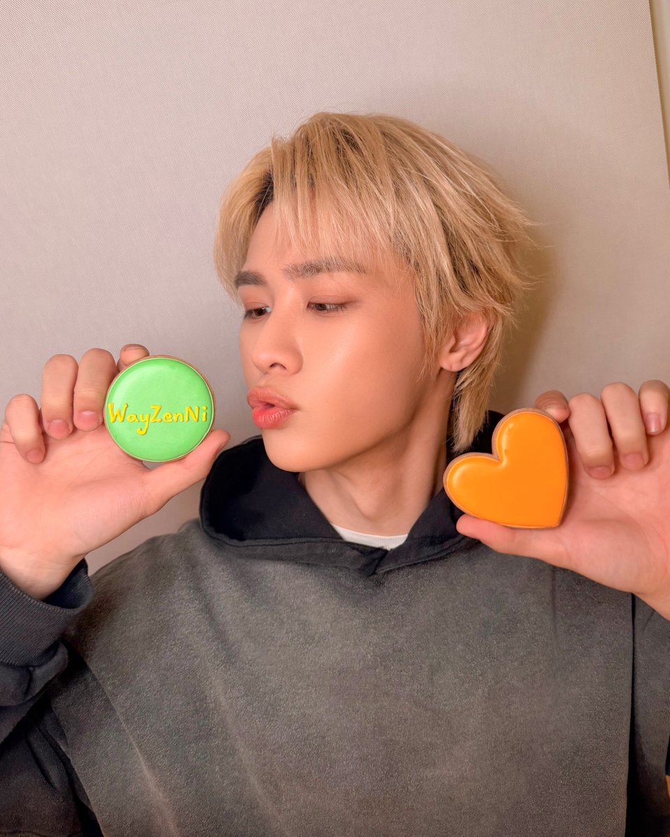 WayV_official's tweet photo. WayZenNi, Happy Valentine’s Day 🧡

#KUN #钱锟 #쿤
#WayV #威神V 
#HappyValentinesDay https://t.co/P1EWYBTtQO