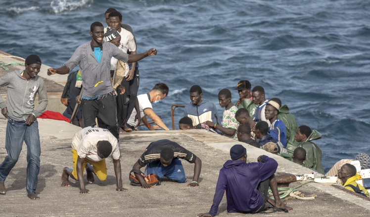 RMXnews's tweet image. Fresh from its mass amnesty announcement, Spain asks Brussels to relocate migrants from Canary Islands across Europe amid rising arrivals.
rmx.news/spain/fresh-fr…