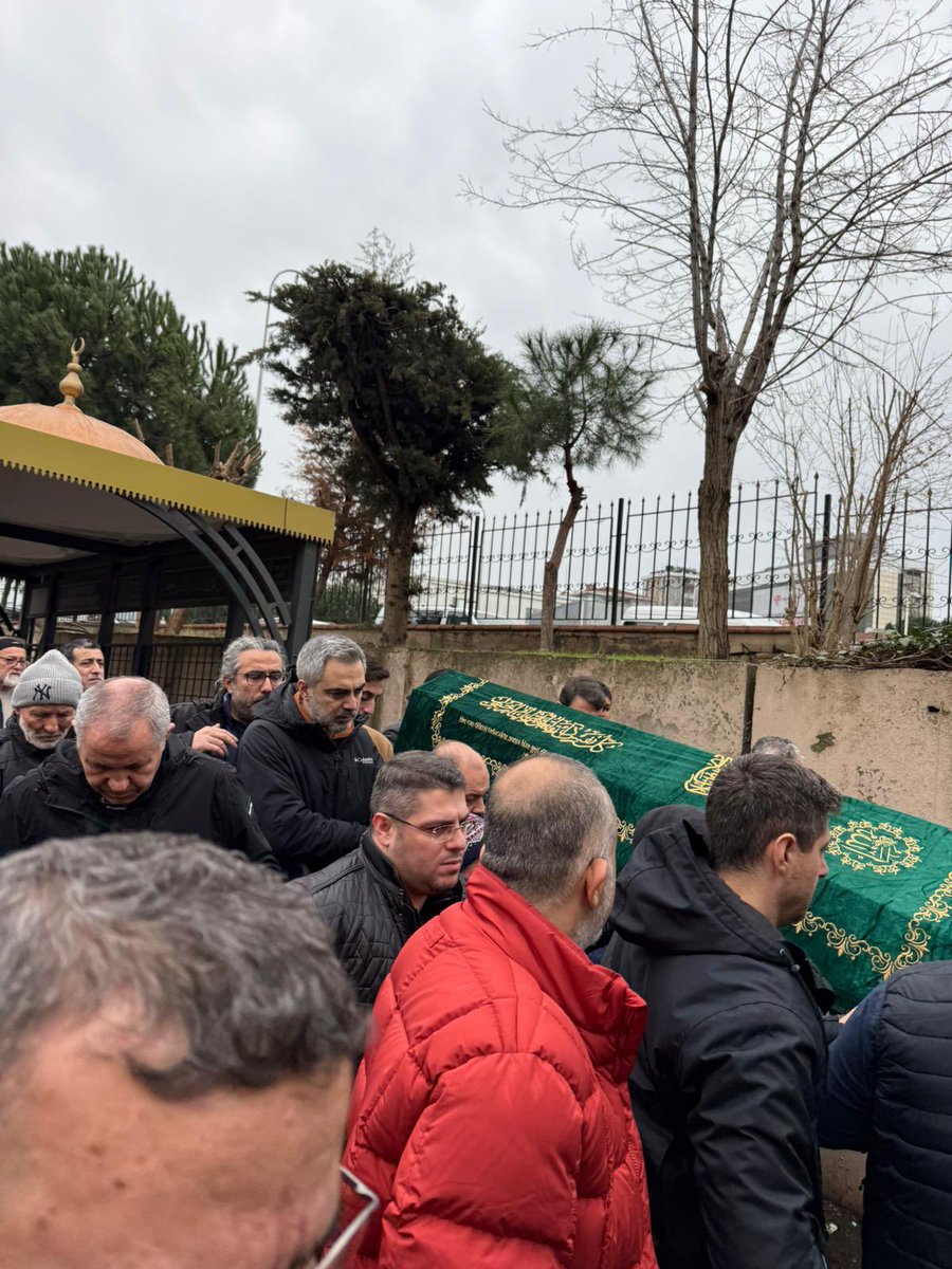 burakcifci34's tweet photo. Küçükbakkalköy Mah. Yönetim Kurulu Üyemiz Ali Dikenlitarla’nın vefat eden kızının cenazesine teşkilat mensuplarımız ile katıldık.

Merhum kızımıza Allah’tan rahmet, başta Ali abimiz olmak üzere ailesine ve yakınlarına sanırlar dilerim.

Mekanı cennet olsun İnşaAllah.

@atasehirakparti 
@halimaksu 
@abdullahozdemir